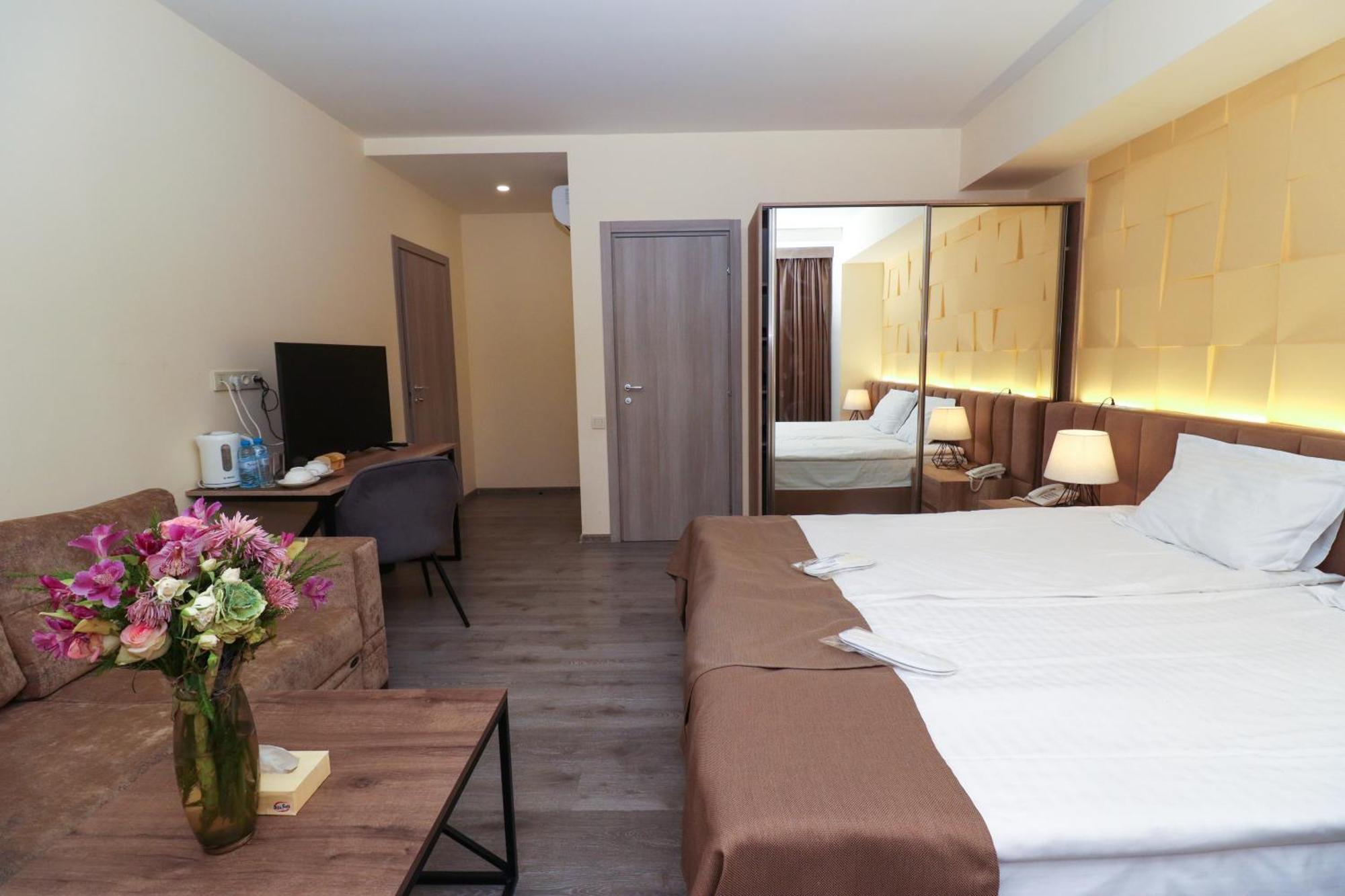 Mandarin Hotel Yerevan Ngoại thất bức ảnh